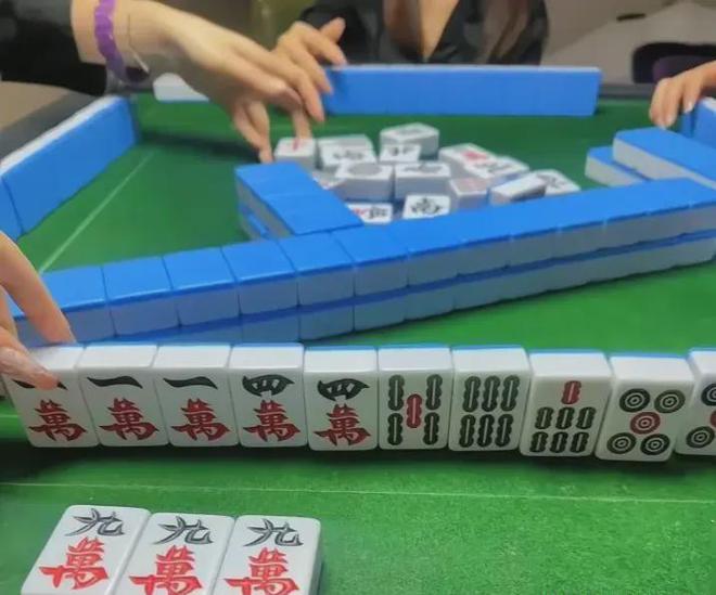 厉害了！打两圈麻将其实是有挂的(其实确实有挂)