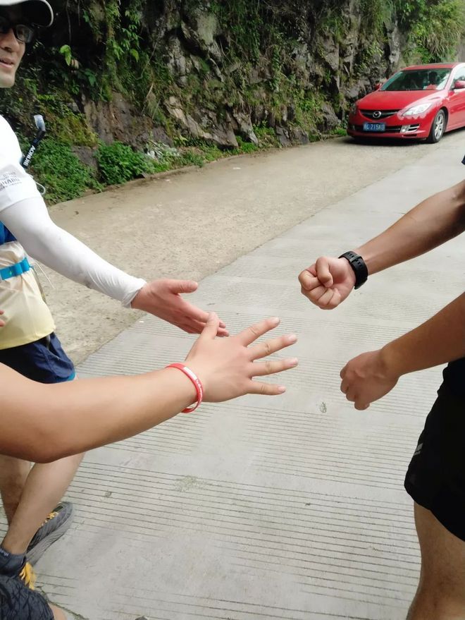 3分钟教你科普“牵手跑得快为什么总是输!其实确实有挂的