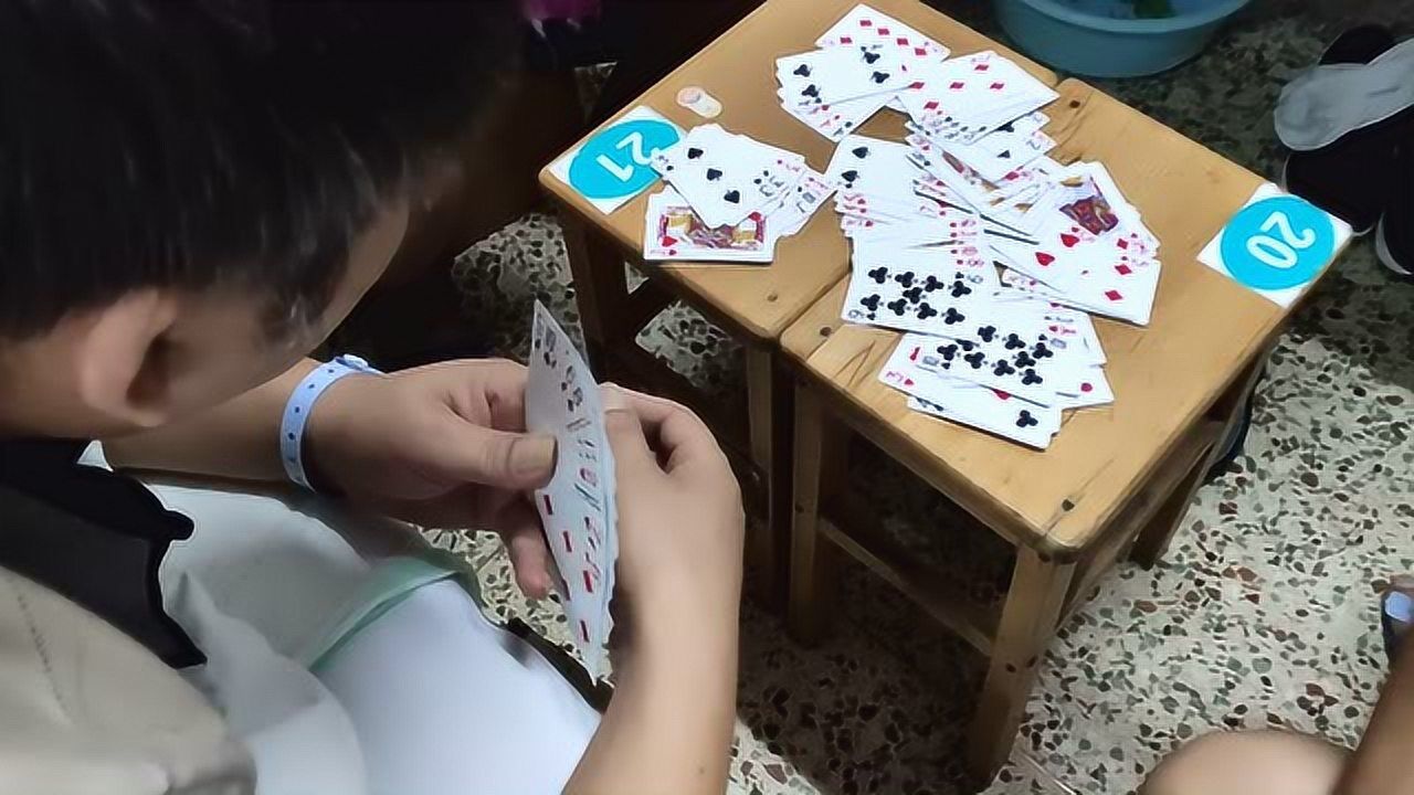 玩家必备教程普通扑克牌4张对子出老千技巧教学视频“推荐1个购买渠道