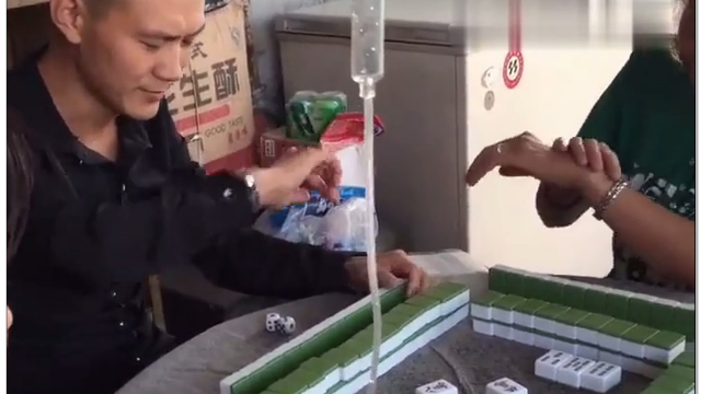 女生挂点滴打麻将照片（女生挂点滴打麻将照片真实）