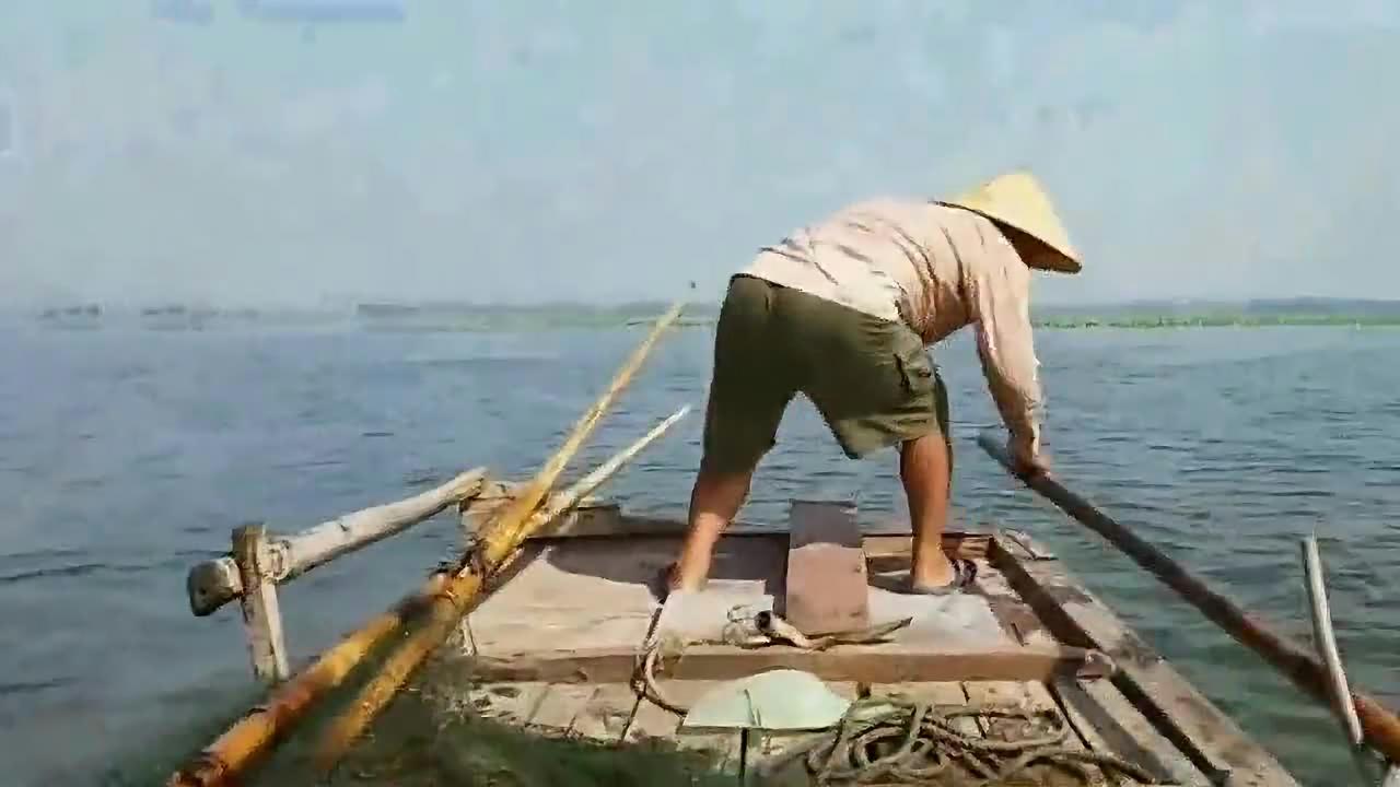 两根杆子挂横幅捕鱼（两杆竹竿加网捕鱼）