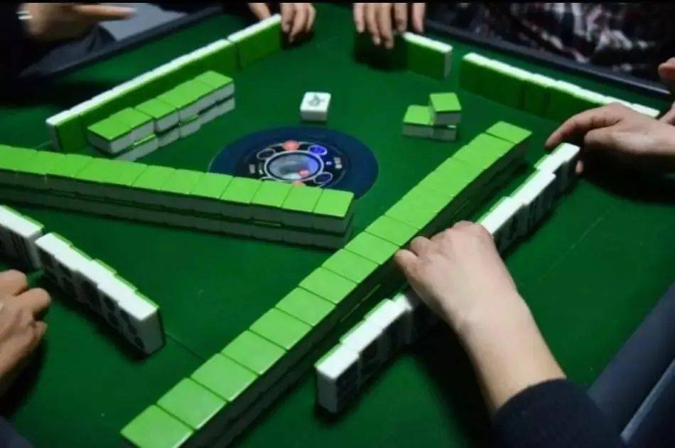 麻将桌球聊天室怎么开挂（桌球怎么打牌）