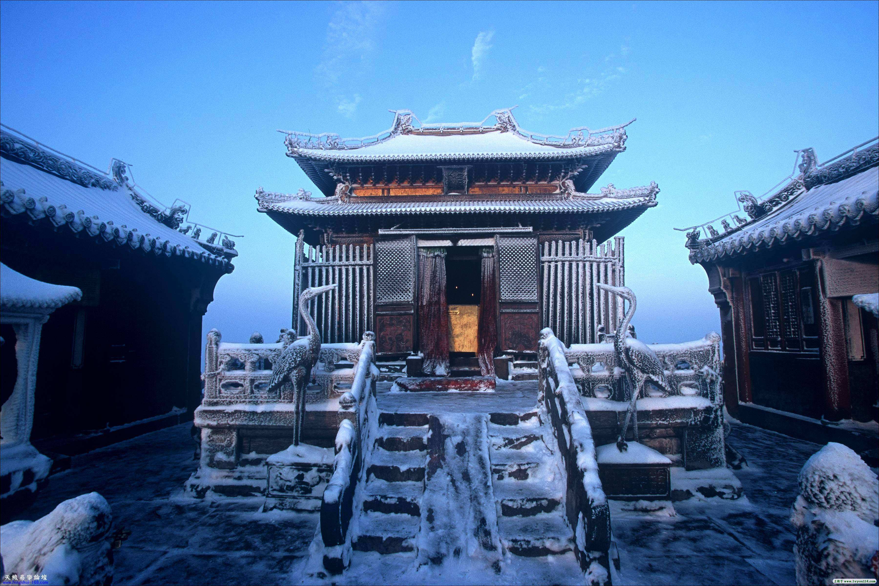 武当山上挂的什么字牌（武当山上供奉的谁）