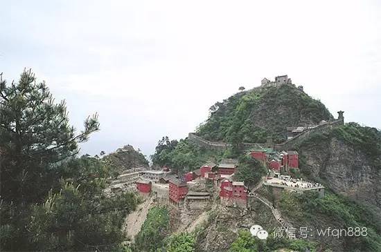 武当山上挂的什么字牌（武当山上供奉的谁）