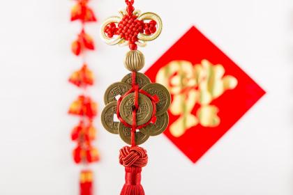 春节习俗摇钱树上挂什么（摇钱树画挂在房间什么位置好）