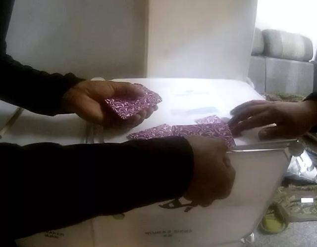 我来教教大家“扑克牌闷金花拿好牌如何搞鬼方法《详细教程 新浪科技》