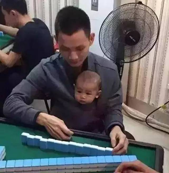 打麻将挂瓶的搞笑图片（打麻将挂瓶的搞笑图片大全）